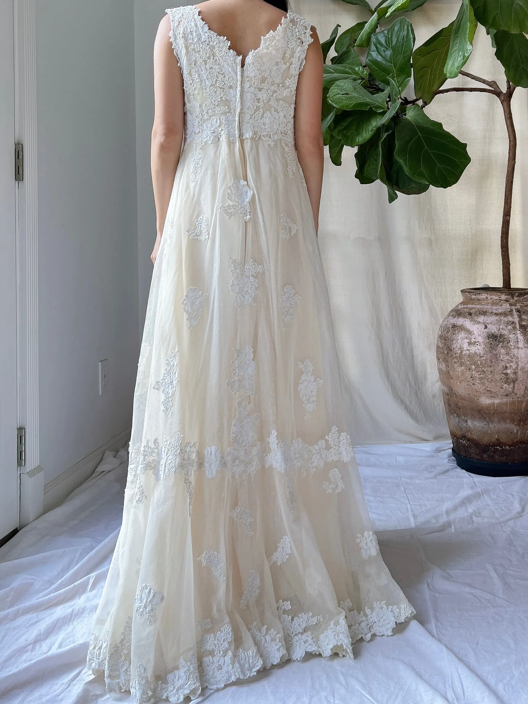 1960s Lace Tulle Lace Applique Gown - S