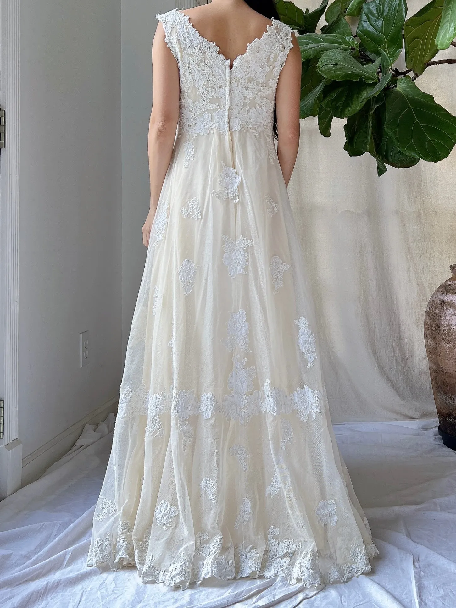 1960s Lace Tulle Lace Applique Gown - S